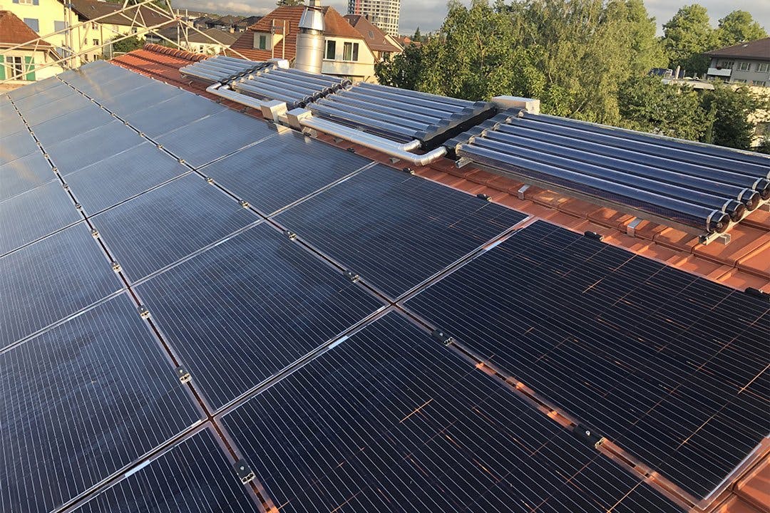 Il y a l'énergie solaire thermique, le chauffage au bois…