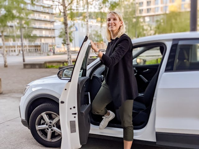 Laura wohnt in der Stadt Zürich und könnte mit ihrem Audi Q2 nicht glücklicher sein.