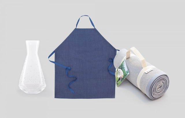 Machen Vorfreude auf Österreich: Kristall-Karaffe von Swarovski, Blaudruck-Österreich-Schürze oder eine stylische Österreich-Picknickdecke. Machen Vorfreude auf Österreich: Kristall-Karaffe von Swarovski, Blaudruck-Österreich-Schürze oder eine stylische Österreich-Picknickdecke.