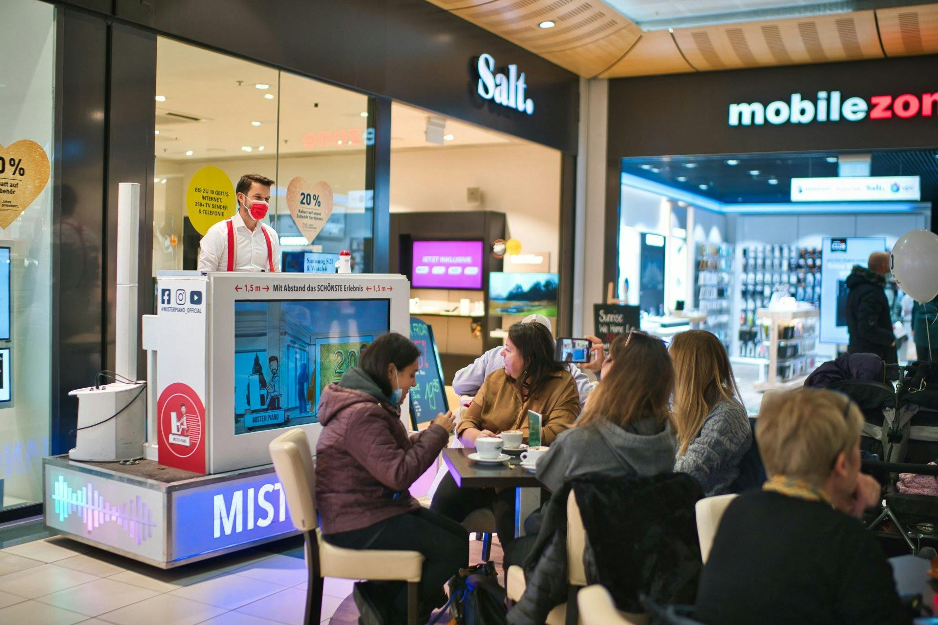 «The Piano Man» zieht seine Runden auf dem rollenden Piano. Ein «Must seen».