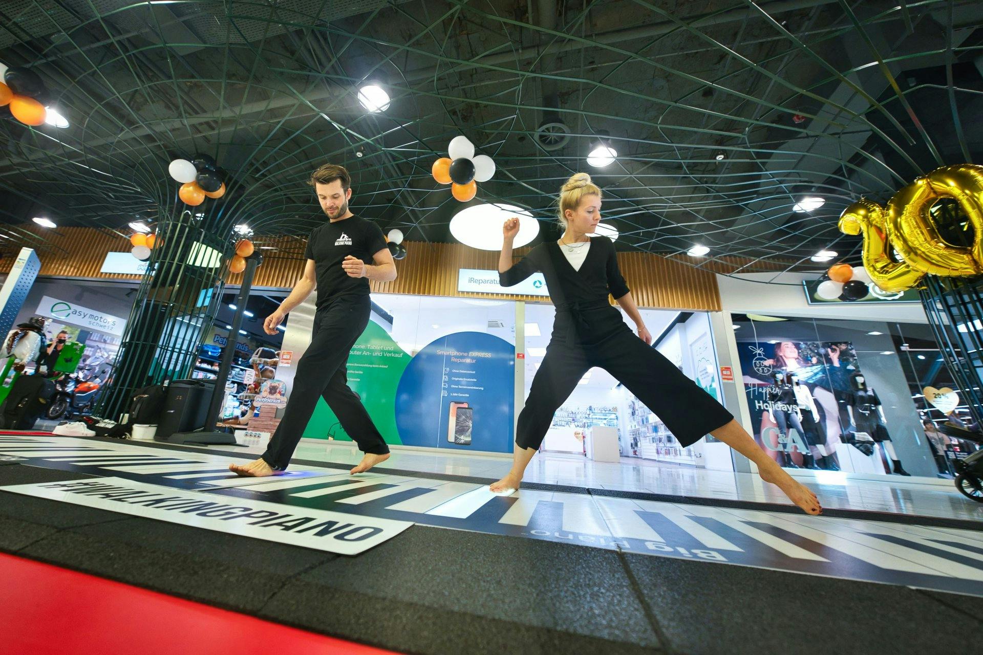 Das weltgrösste Piano. Ausnahmsweise wird dieses mit den Füssen statt mit den Händen gespielt. Täglich von 10 bis 18 Uhr für alle zum Ausprobieren.