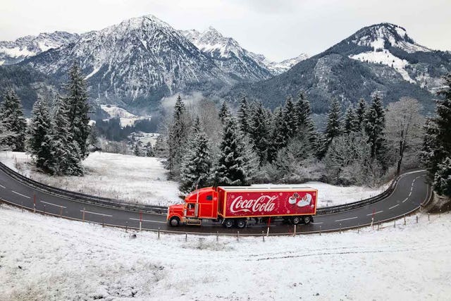 Le splendide camion de Noël Coca-Cola semble tout droit sorti d'un conte de fées.