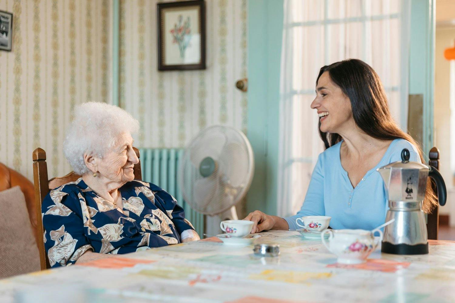 La CRS s'engage pour les personnes seules et âgées, comme ici: une bénévole visite une retraitée.