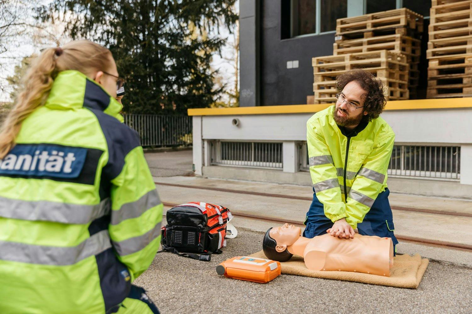 Des organisations de secours, comme l'Alliance suisse des samaritains ou la Société Suisse des Troupes Sanitaires sont dans le réseau de la CRS.