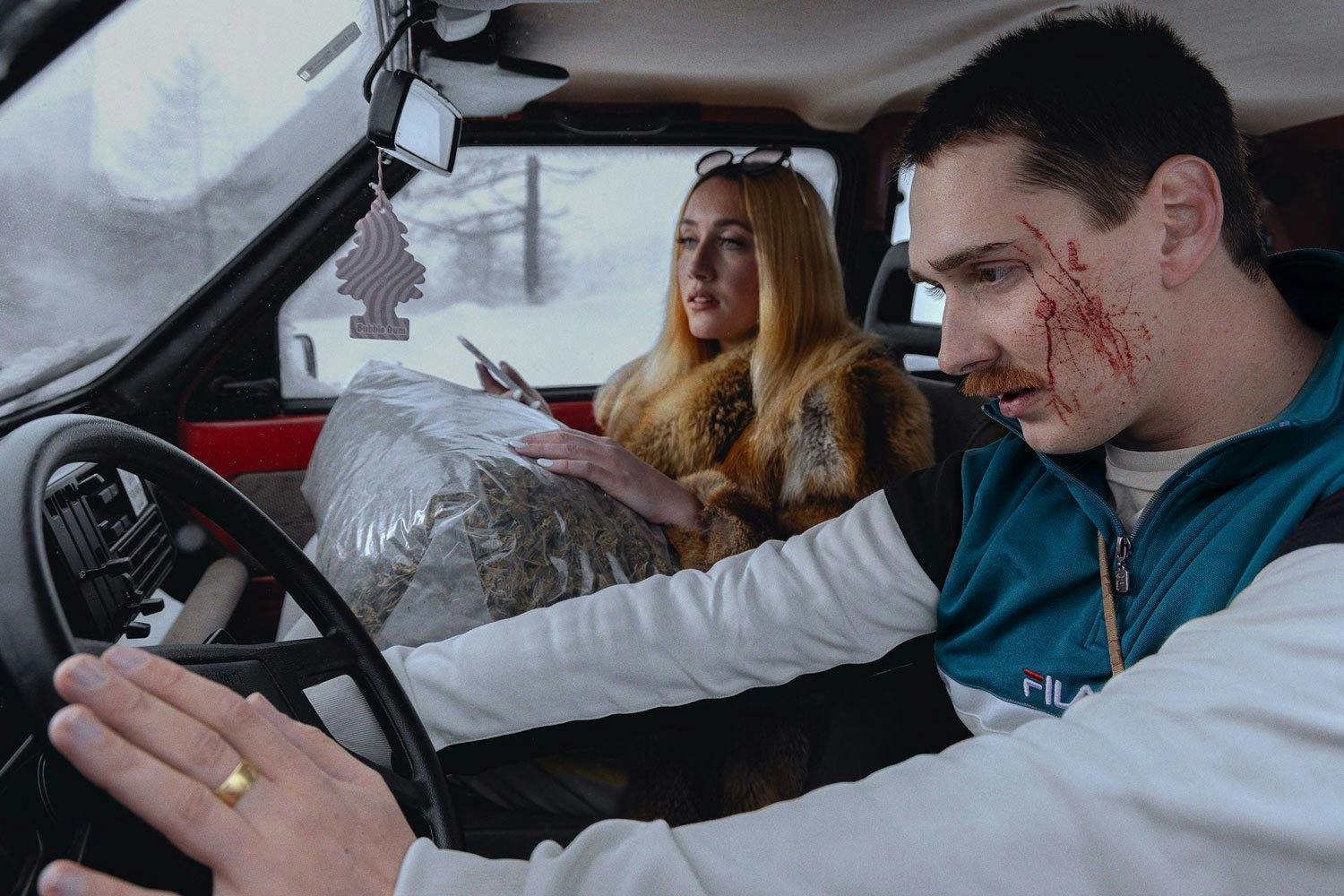 «Tschugger» zeigt nicht nur eine Welt fernab der Schweizer Grossstädte, sondern auch die Schweiz mal ganz anders.