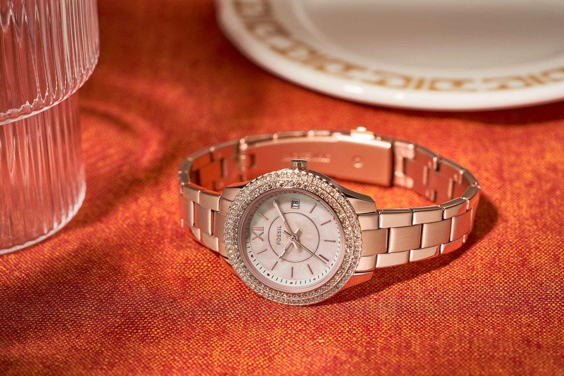 Funkelnde Details und ein roségoldenes Armband.