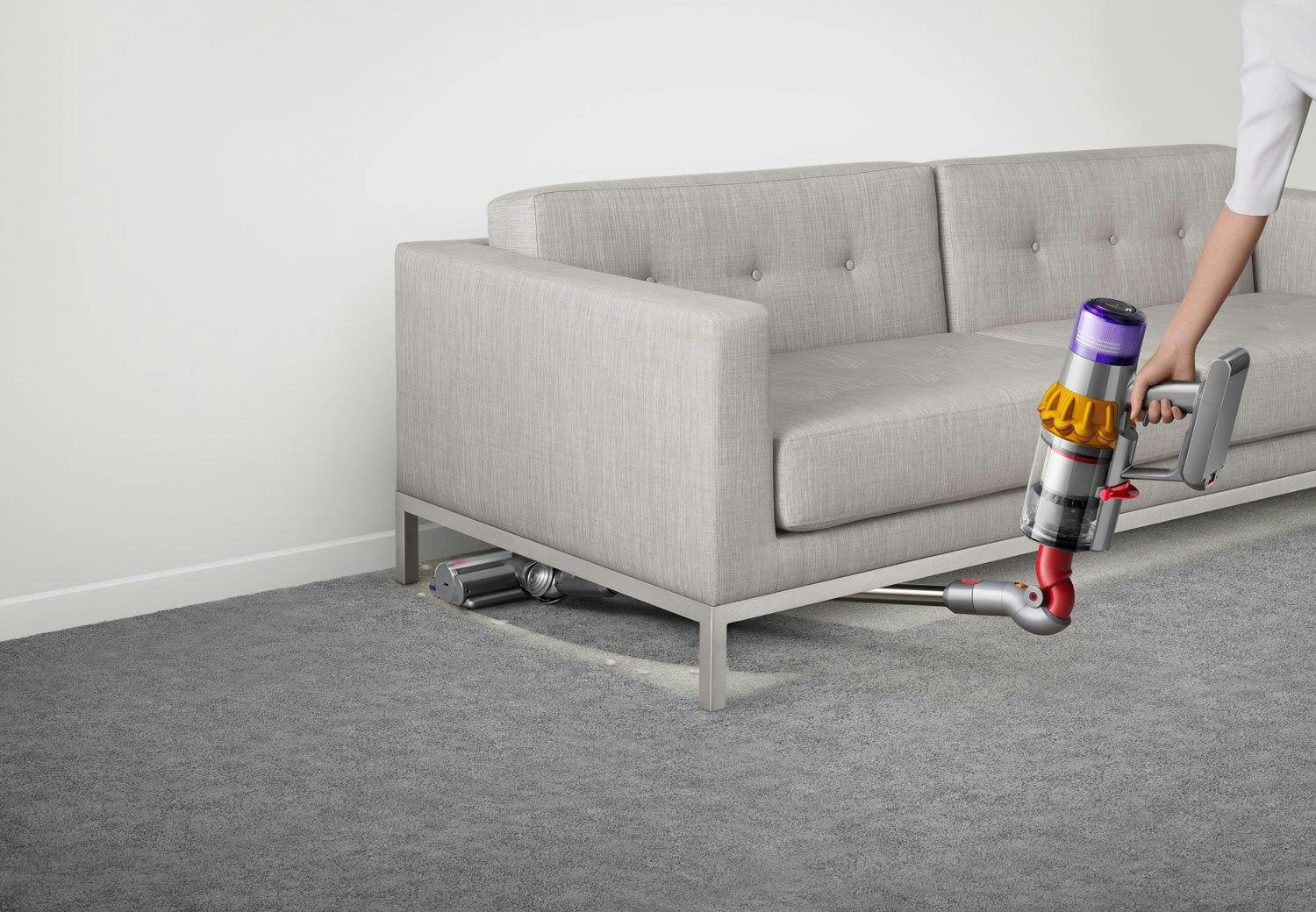 Doch der Dyson-Staubsauger kann noch einiges mehr. So kommst du mit dem passenden Aufsatz etwa auch in die bislang mühsamsten und unmöglichsten Ecken.