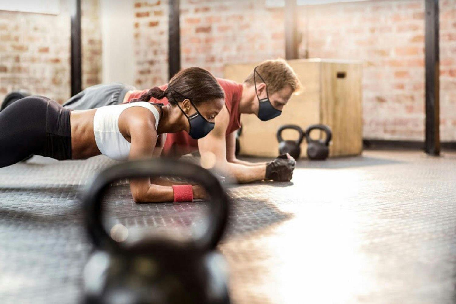 Auch Fitness-Masken sind mit der Livingguard-Technologie ausgestattet, mit der Viren aufgrund der speziellen Aufmachung der Maskenoberfläche kaum eine...