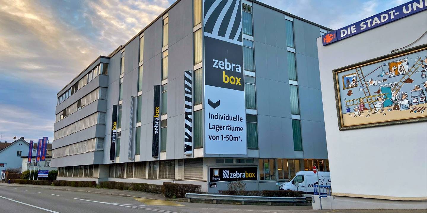 Zentral gelegen für ÖV und PKW: die auffallende Zebrabox Filiale in Basel Allschwil.