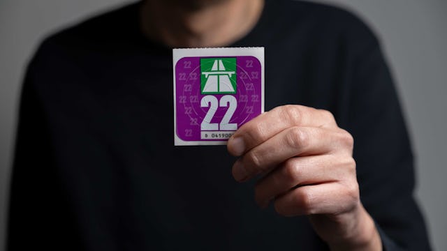 Perfektes Geschenk für alle Autofahrerinnen und Autofahrer: die Vignette sorgt für freie Fahrt.