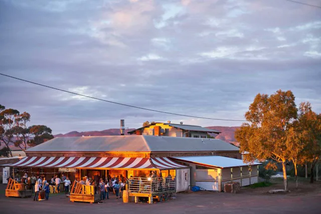 Heimat des berühmten Prairie Hotel und fantastische Outback-Kulisse für namhafte internationale Filme.