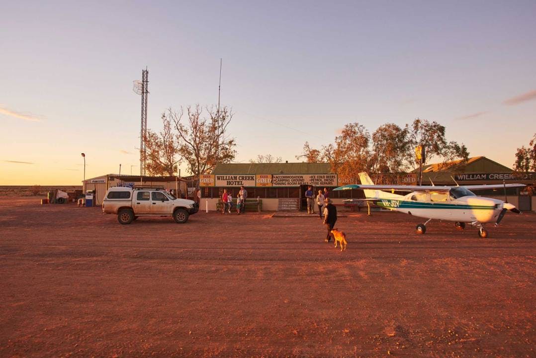 Eine der kleinsten Ortschaften Australiens, die auf einer der grössten Rinderfarmen der Welt liegt. Und das Pub darf nicht verpasst werden.