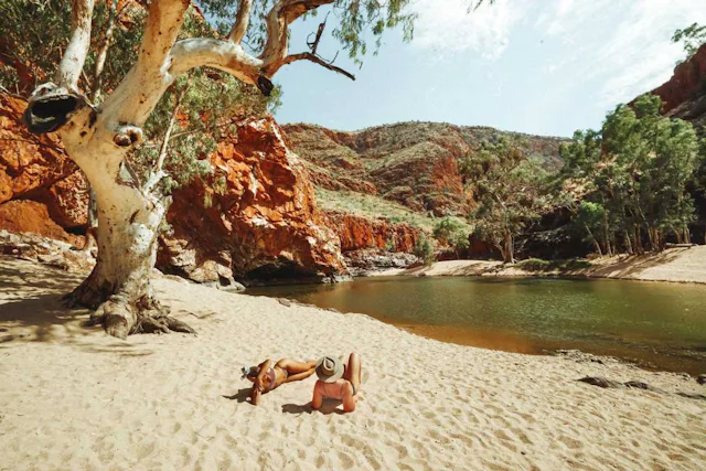 Den Charme des Outbacks erleben Sie rund um Alice Springs bei einer Ballonfahrt bei Sonnenaufgang oder einer Wanderung über den Fernwanderweg Larapinta Trail durch die West MacDonnell Ranges. Zur Abkühlung erwarten Sie hier einige Felsenpools mit idyllischen Outback-Stränden.