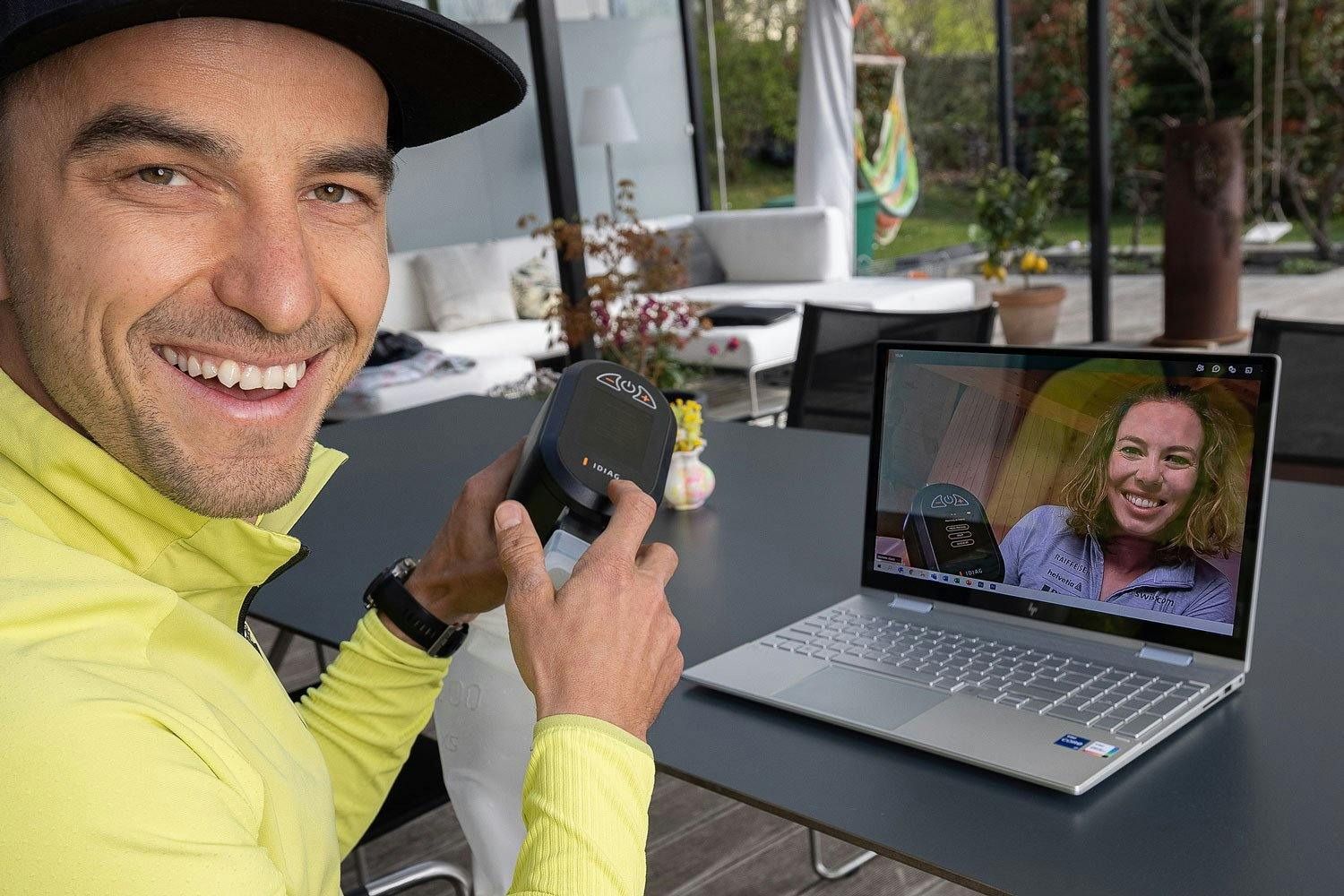 Von Olympiasieger zu Olympiasiegerin: Nino Schurter und Michelle Gisin setzen im Training auf den Idiag P100.