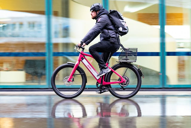 avec now sorgt sich um die Umwelt und liefert nur mit E-Bikes aus.