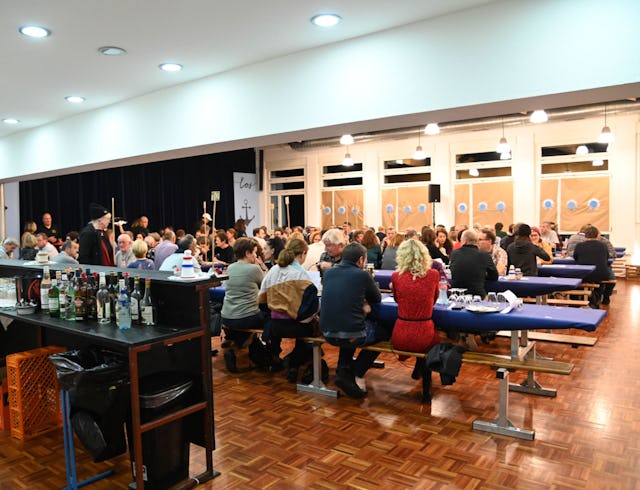 Bei Festanlässen können Besucherinnen und Besucher selbst dann noch etwas an der Bar bestellen, wenn ihnen das Bargeld ausgegangen ist.