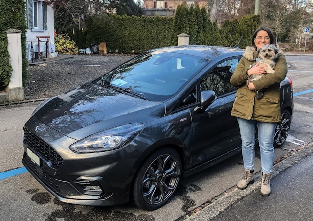 Chanel mit Hündin Adele und ihrem Ford Fiesta von Carvolution.