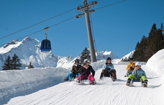 Während ein Helm im Skisport zur Selbstverständlichkeit geworden ist, tragen beim Schlitteln noch nicht alle einen angemessenen Kopfschutz.