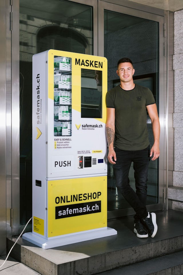 Mitgründer Styn Haueter (30) neben dem ersten Schutzmaskenautomat im Herzen von Zürich.
