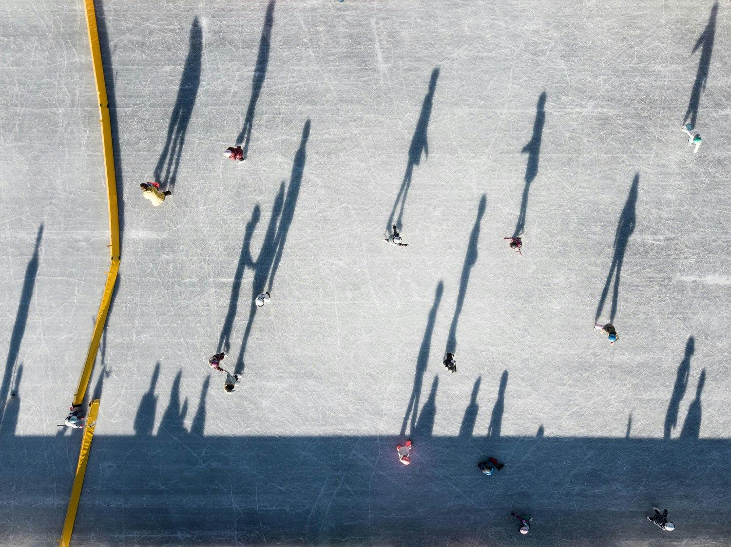 Tout le monde est le bienvenu à la patinoire située à proximité du Radisson Blu Hotel Reussen.