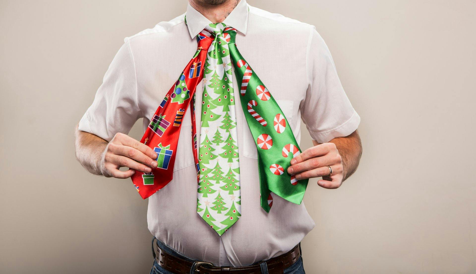 Hässliche Krawatte: Du hast an deiner Konfirmation zum letzten Mal eine Krawatte getragen, und das nächste Mal wird wohl erst bei deiner Heirat sein....