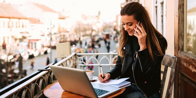 Mit einer erste Produktidee, einem Laptop, acht Stunden Zeit pro Woche und einer guten Internetverbindung bist du schon dabei. Mit einer erste Produktidee, einem Laptop, acht Stunden Zeit pro Woche und einer guten Internetverbindung bist du schon dabei.