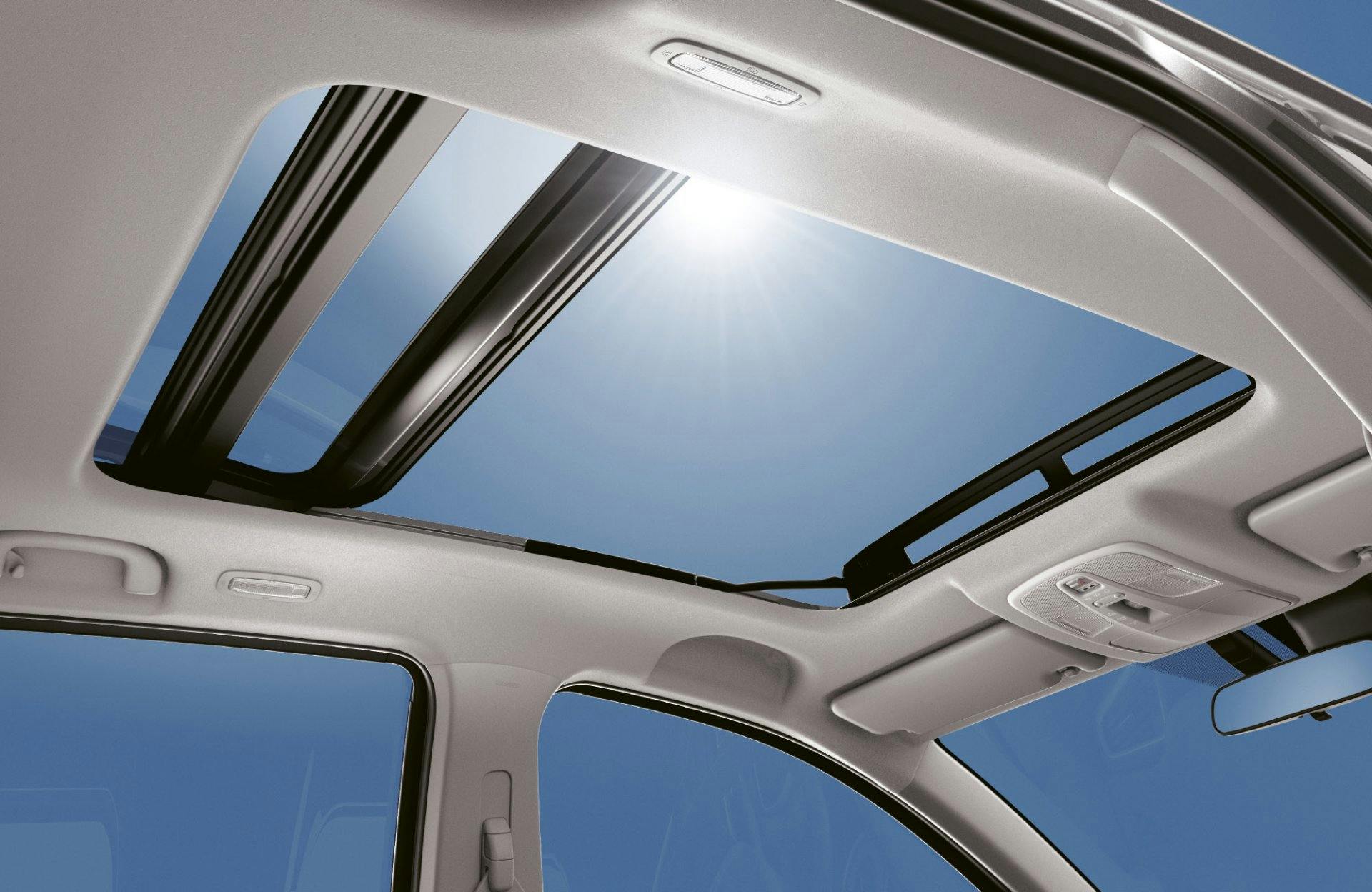 Deux surfaces vitrées coulissantes assurent une très grande ouverture.