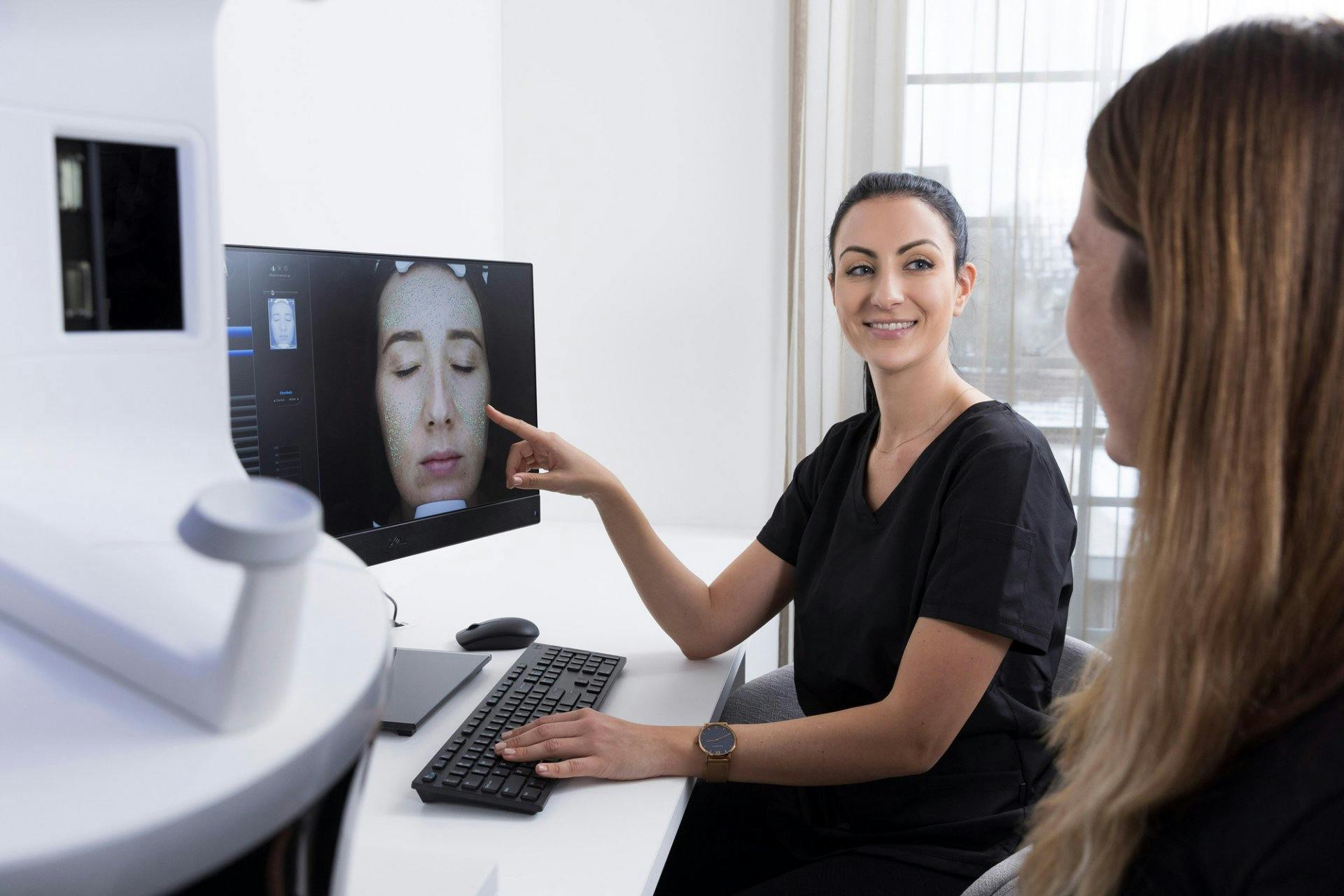 Die medizinische Kosmetikerin FA Nina Käser bespricht am Hautanalysegerät «Visia» den aktuellen Hautzustand mit einer Kundin.