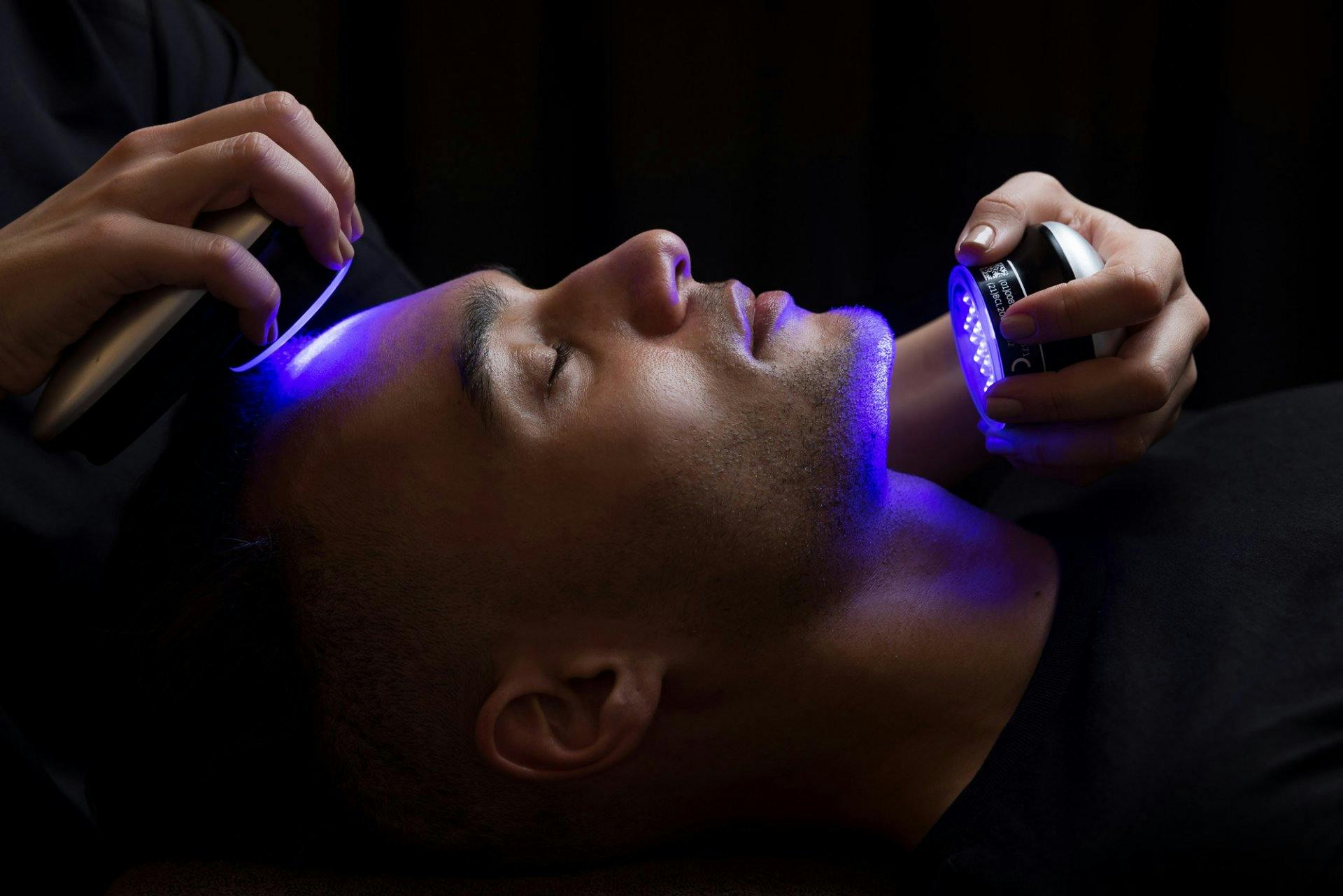 Ein Teil der Hydrafacel-Behandlung ist die Lichttherapie.