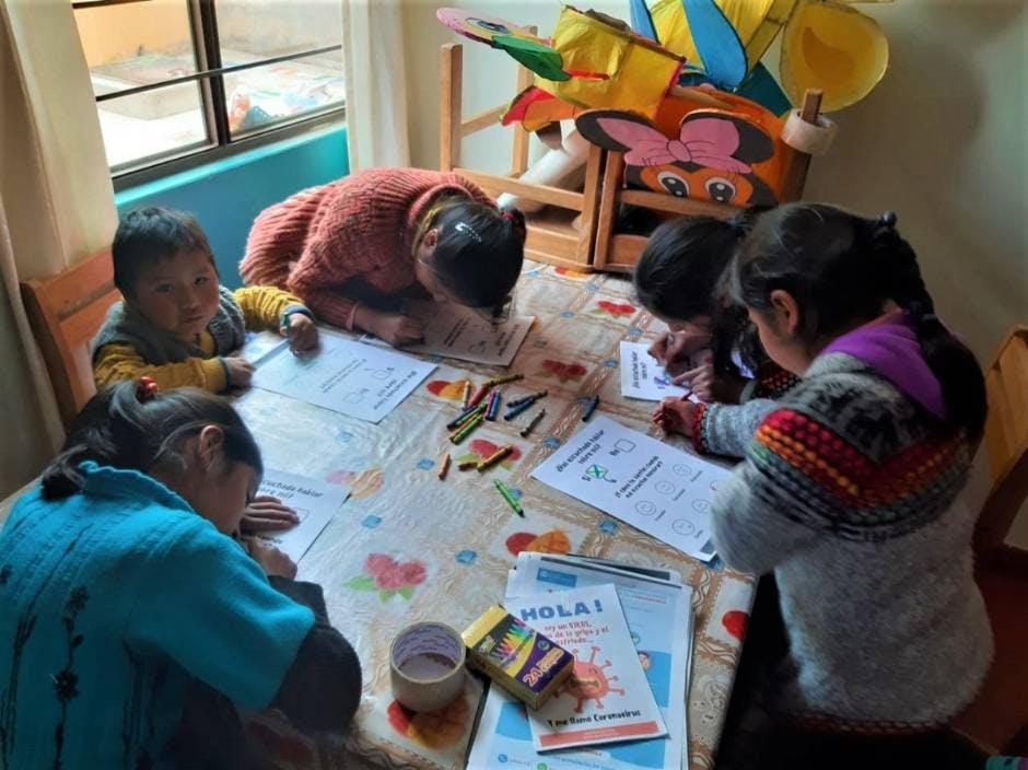 Rund um die Welt werden Mitarbeitende, Familien und Kinder zum Thema Prävention geschult.