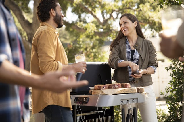 Deine Freunde müssen dir bei allem helfen, weil du zu faul bist? Dank dem neuen Weber-Service «Click&Grill» gilt das wenigstens nicht mehr für den Grill-Aufbau.