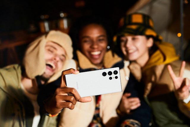 Avec le Samsung Galaxy S22, tu deviens un photographe professionnel même la nuit.