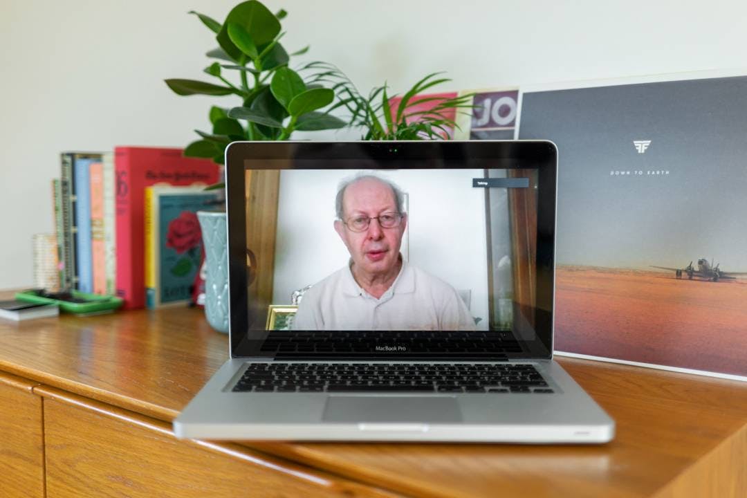 Peter Bollag gehört zur Risikogruppe. Darum haben wir ihn via Bildschirm interviewt und fotografiert.