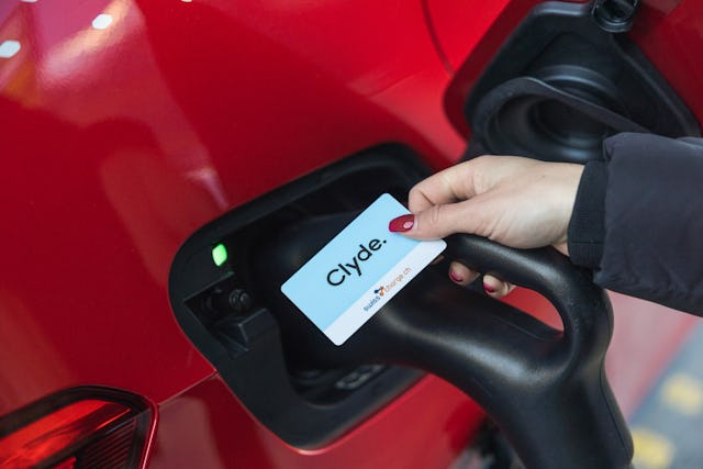 Mit der Clyde x swisscharge Ladekarte kannst du dein E-Auto kostenfrei laden.