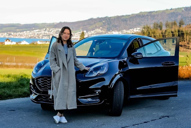 Carvolution-Kundin Anna ist mit ihrem Auto im Abo, einem Ford Puma, überglücklich.