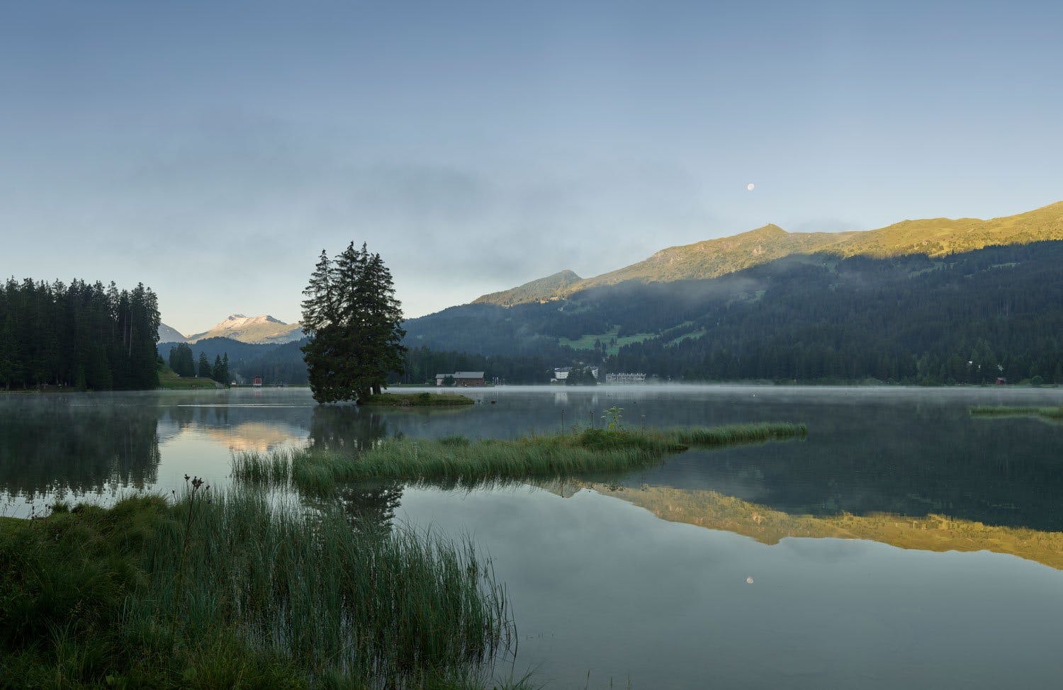 Hol dir eine Abkühlung im Heidsee der Lenzerheide.