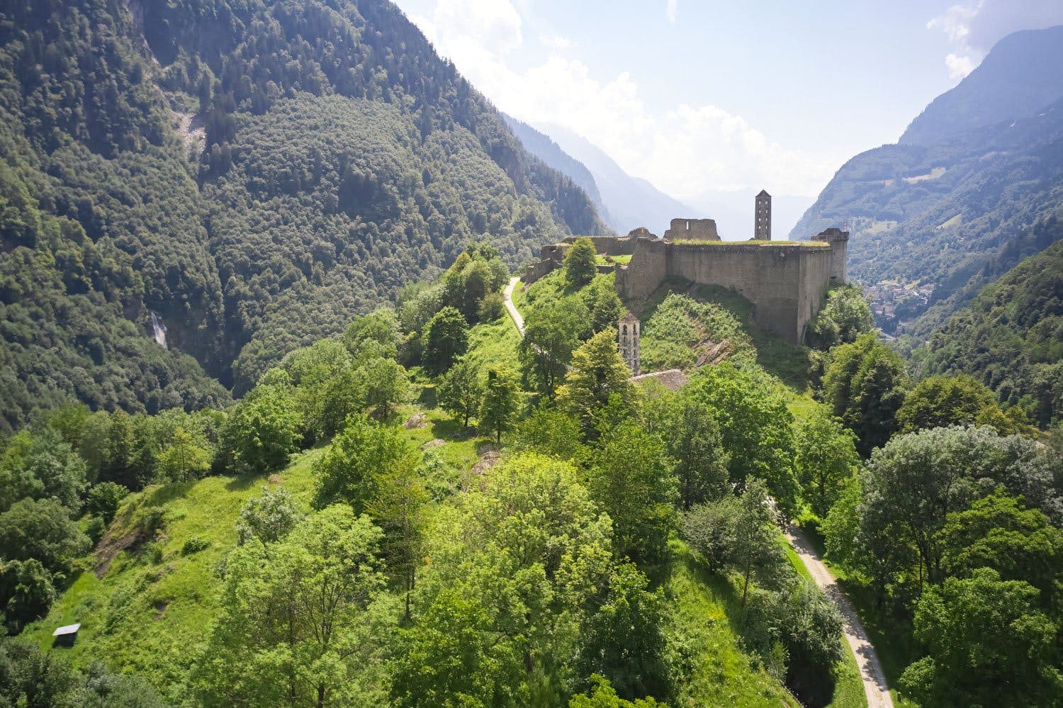 Das Castello di Mesocco ist eine der grössten Burganlagen der Schweiz.