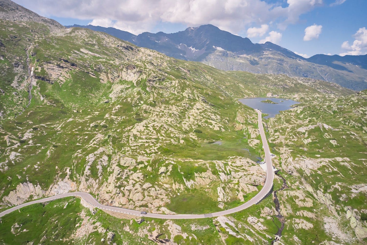 Der San-Bernardino-Pass bietet dir 65 Kilometer lange Panorama-Sicht auf die atemberaubende Natur.
