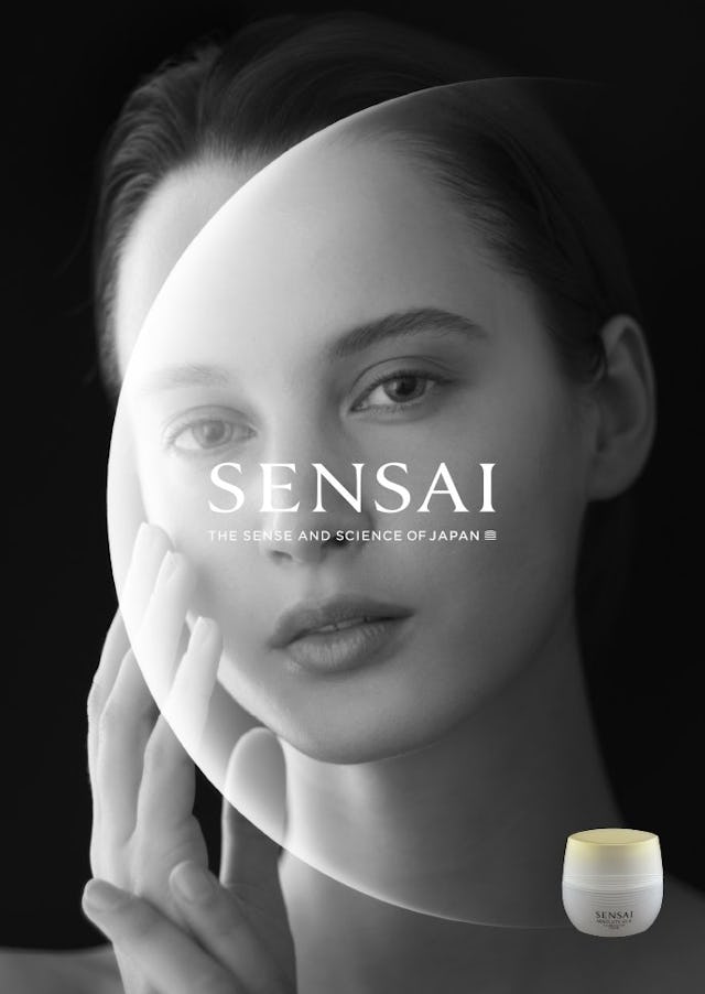 Les produits SENSAI ABSOLUTE SILK sont produits à base de «soie royale», autrefois exclusivement réservée à la famille impériale japonaise. Les produits SENSAI ABSOLUTE SILK sont produits à base de «soie royale», autrefois exclusivement réservée à la famille impériale japonaise.