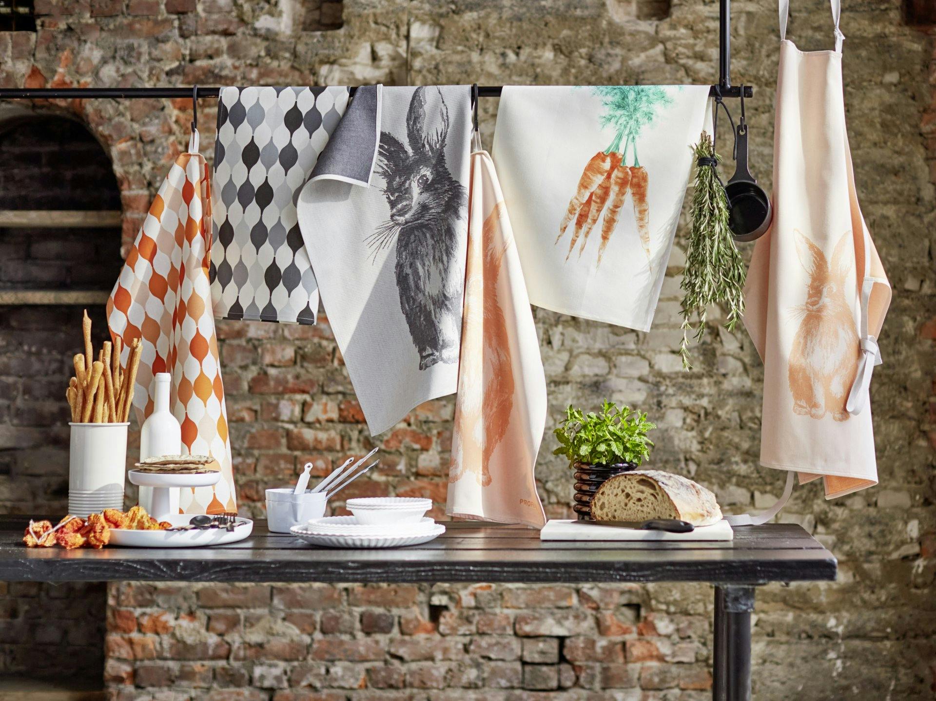 Geschirrtücher, Ofenhandschuhe oder Topflappen gespickt mit farbigen Mustern, Tieren, Blumen oder Gemüse.