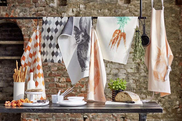 Geschirrtücher, Ofenhandschuhe oder Topflappen gespickt mit farbigen Mustern, Tieren, Blumen oder Gemüse. Geschirrtücher, Ofenhandschuhe oder Topflappen gespickt mit farbigen Mustern, Tieren, Blumen oder Gemüse.