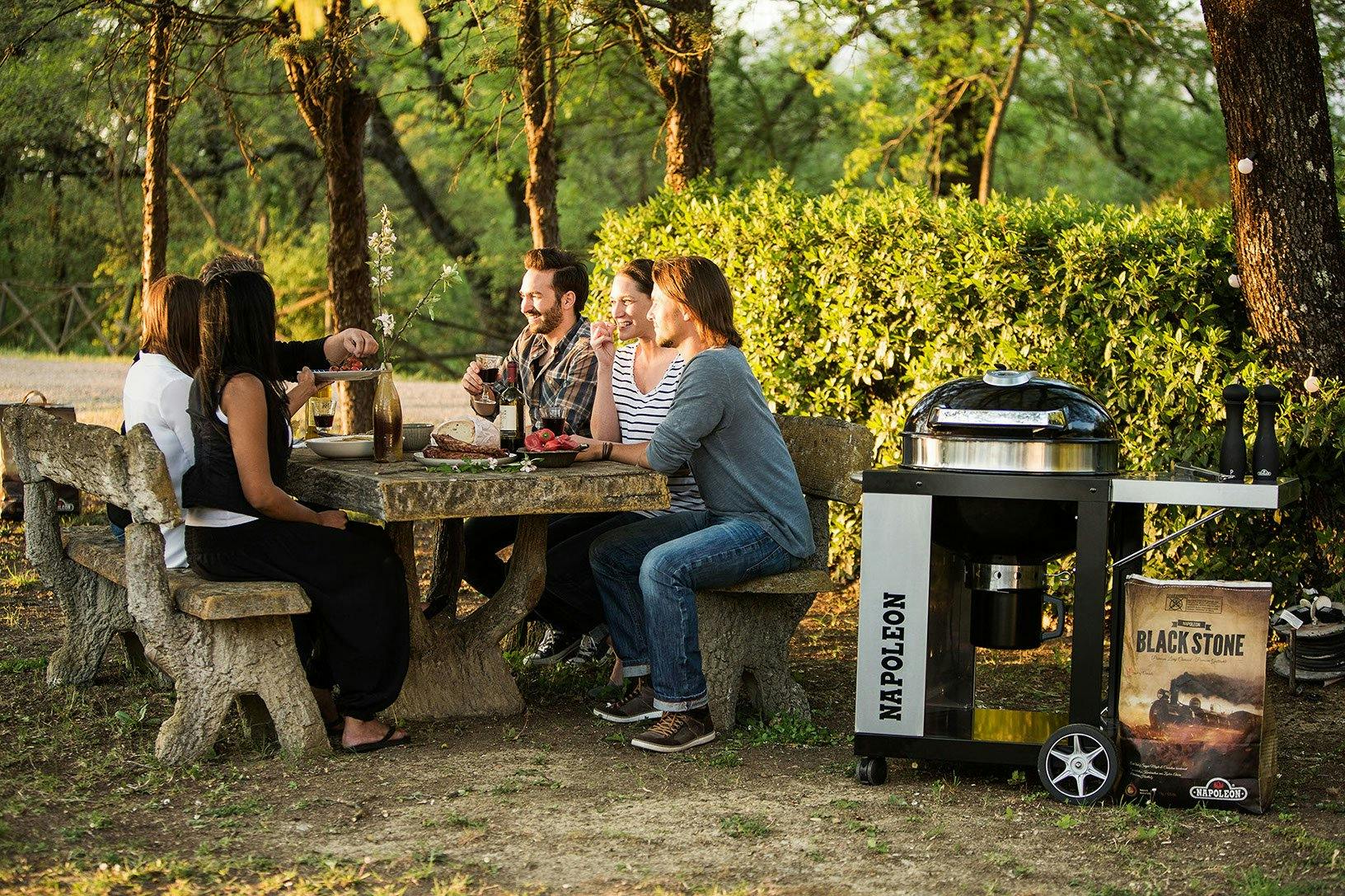 Mit dem Holzkohlegrill bist du weder auf Gas noch Strom angewiesen und immer mobil.