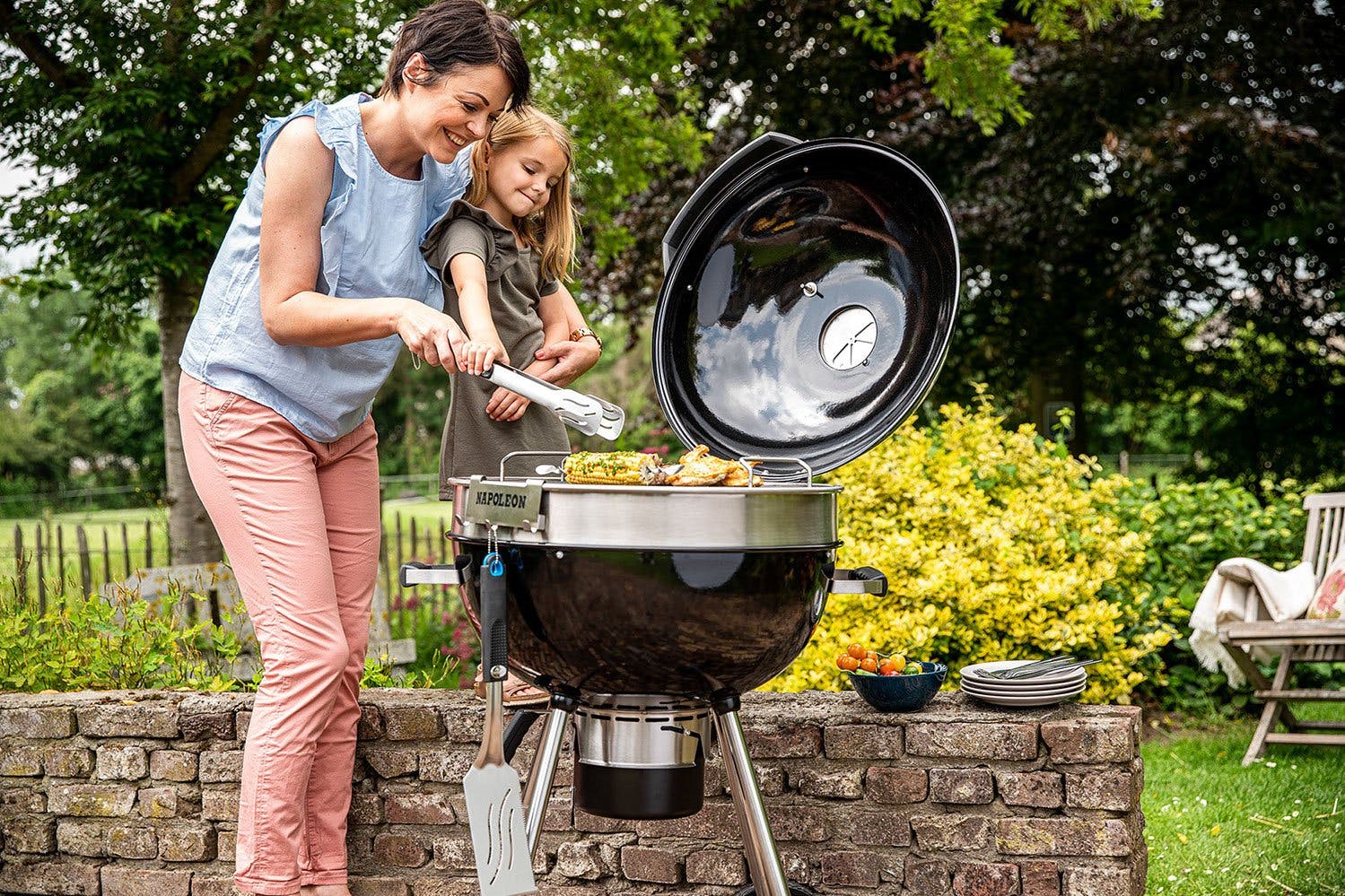 Der Kugelgrill ist der Alleskönner unter den Holzkohlegrills – von Wurst über Fleisch bis zu Braten, Pizza und vielen anderen leckeren Grillgerichten...