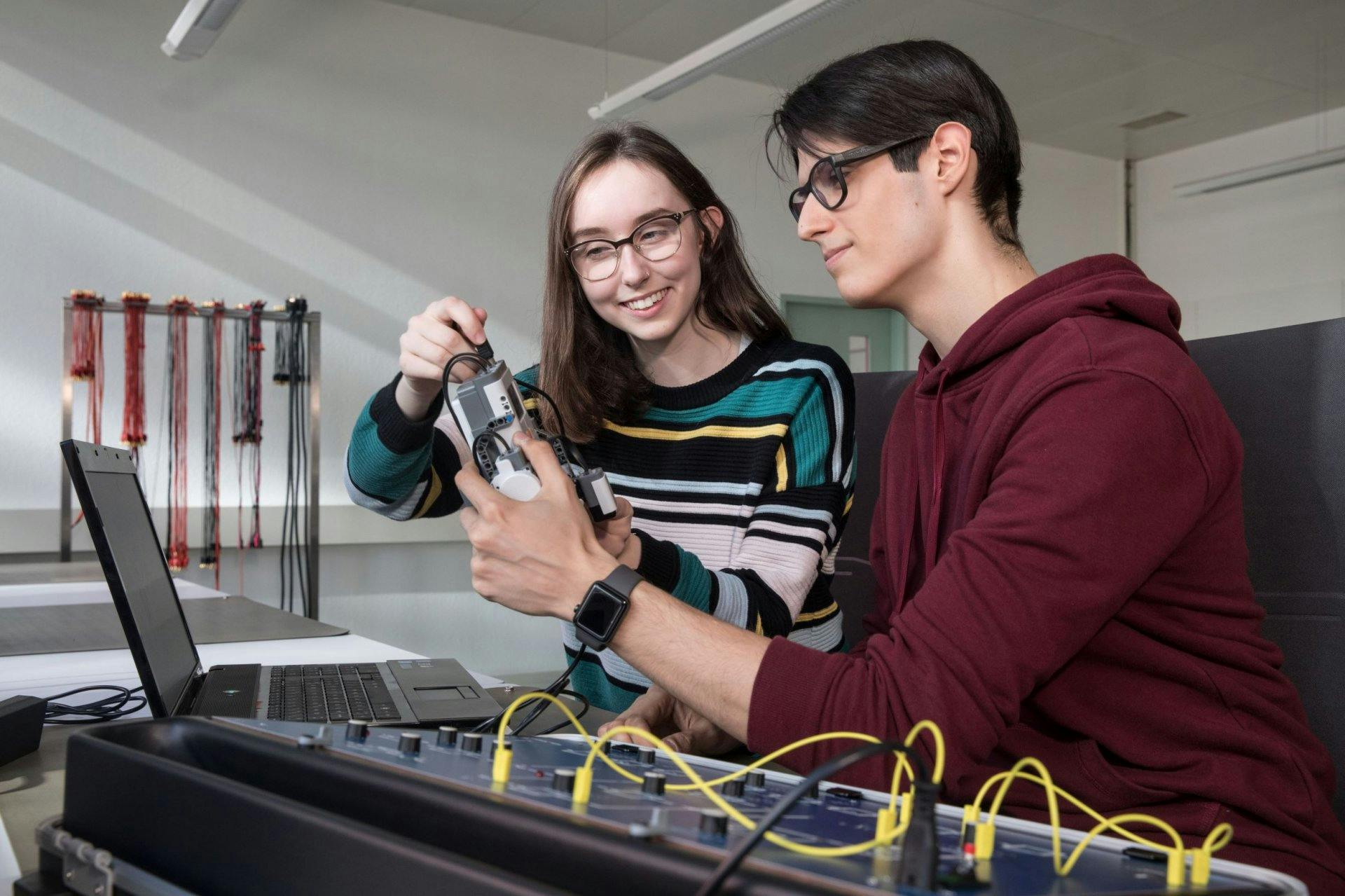 Als Automatiker*in kannst du dein handwerkliches Geschick unter Beweis stellen.