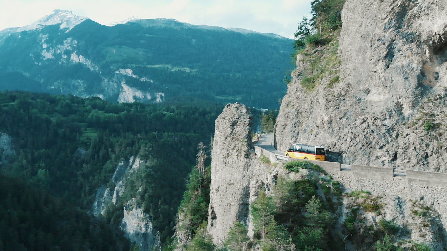 Im Sommer bringt dich das Postauto sogar ohne Dach durch die Rheinschlucht.