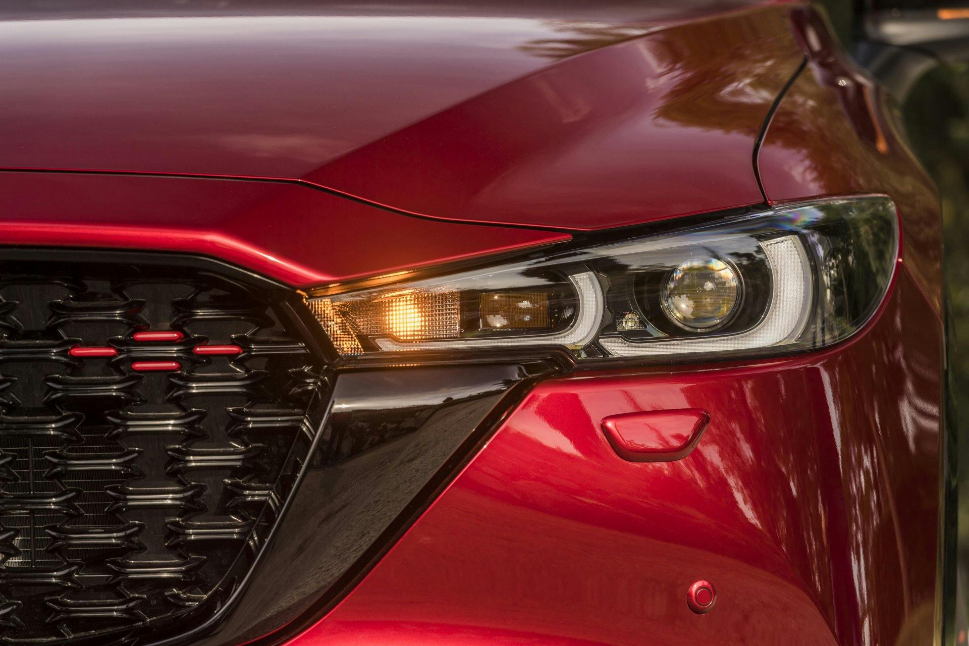 Tant chez VIU que chez Mazda, l'esthétique sobre et japonaise est évidente.