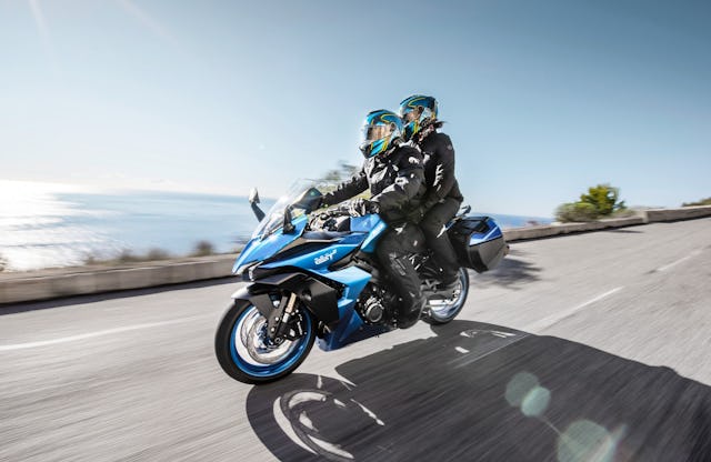 Der leistungsstarke, flüssigkeitsgekühlte DOHC-Reihenvierzylinder der GSX-S1000 GT von Suzuki erbringt bei allen Fahrbedingungen eine perfekte Leistung.