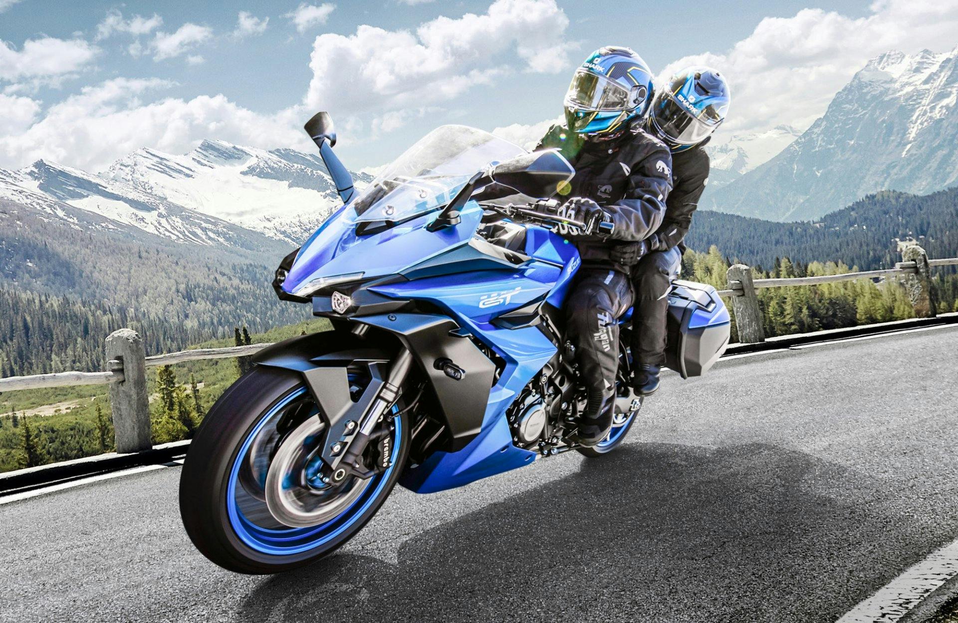 La GSX-S1000 GT représente tout ce que désirent les pilotes pour qui voyage à moto rime avec sportivité.