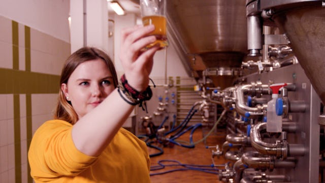 Stimmt die Farbe? Céline prüft das Bier mit ihrem bestens geschulten Auge.