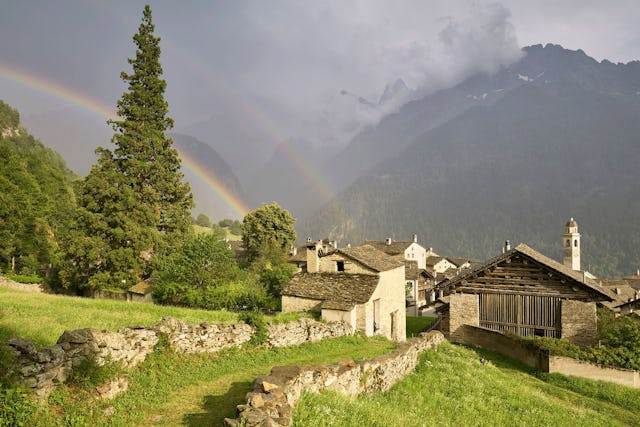 Das idyllische Dorf Soglio im Bergell lädt zum Verweilen ein. Das idyllische Dorf Soglio im Bergell lädt zum Verweilen ein.